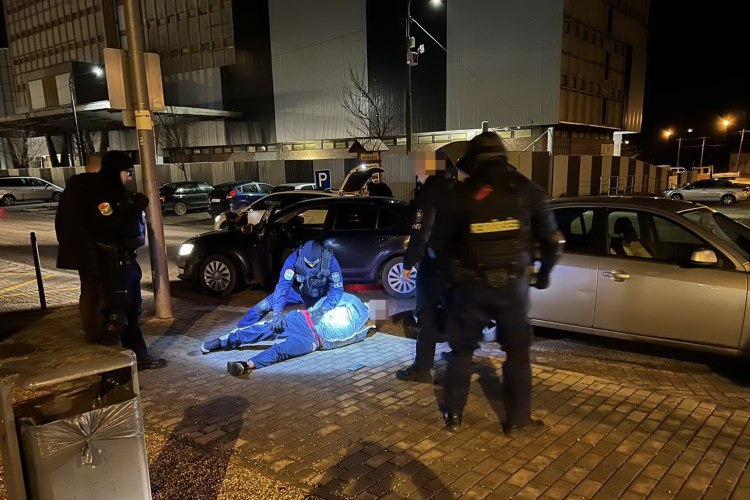 Vonaton szállították, családi háznál árulták a drogot