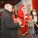 Ingyen mozizást és finom szaloncukrot kaptak Télapóra