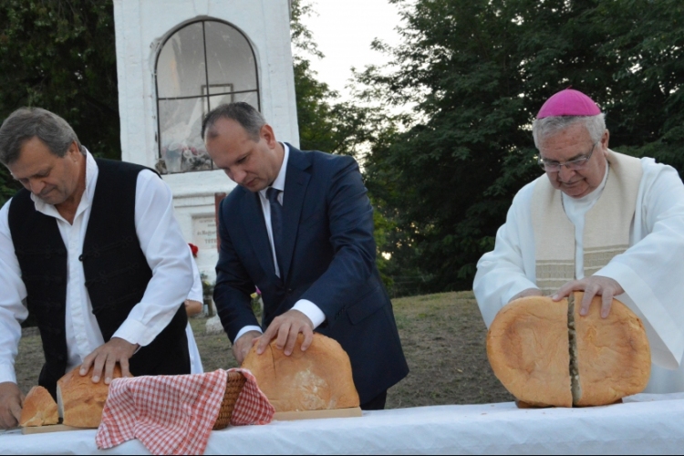 A Gazdakörben püspöki áldással osztották az új kenyeret