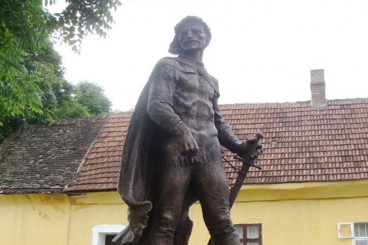 Visszakerült a helyére a felújított Dózsa György szobor
