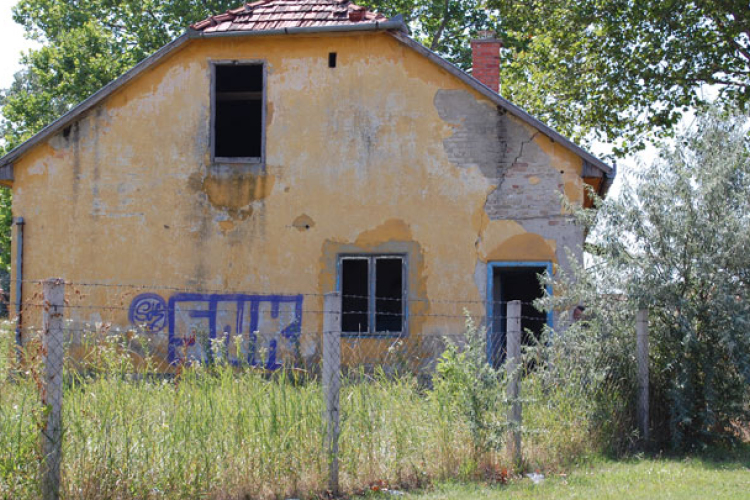 Rettegnek a sportpályán tanyázó hajléktalanoktól