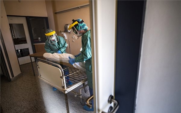 Két kiemelt kórházba szállítják az új, súlyos koronavírusos betegeket