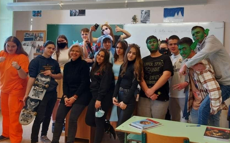 Vidám farsangi forgataggal köszöntötte a tavaszt a Közgé