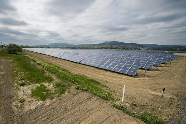 Átadták a tíz megawatt kapacitású pécsi naperőművet