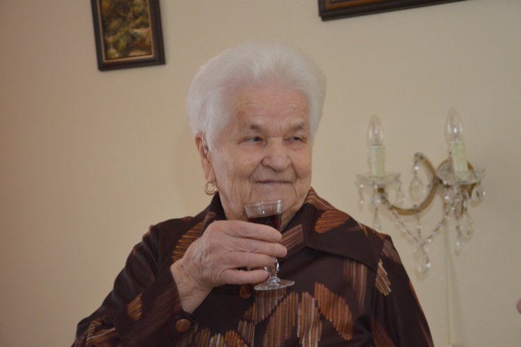 Fiatalos és vidám a 90 éves Margitka néni