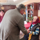 Karácsonyi csomagot kaptak a petőfiszállási nyugdíjasoknak