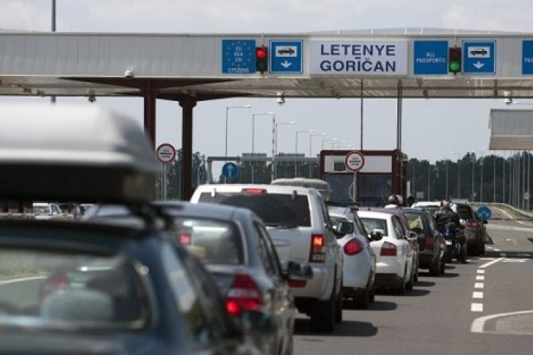 Százezren lépték át a határt Röszkénél a hétvégén