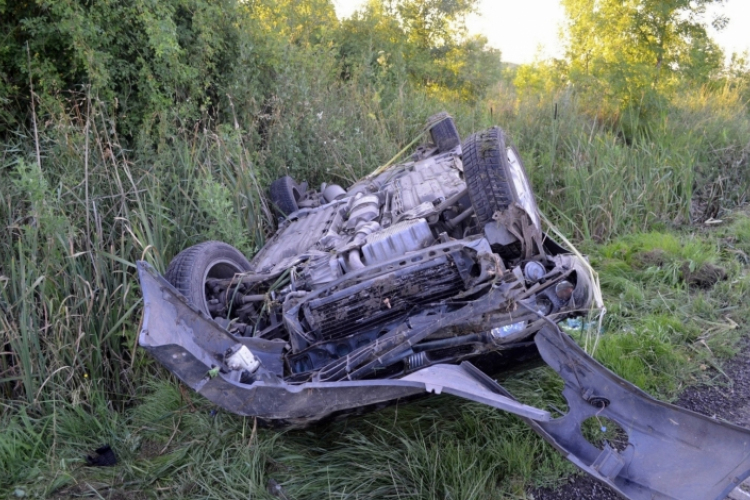 Tetejére borulva állt meg 