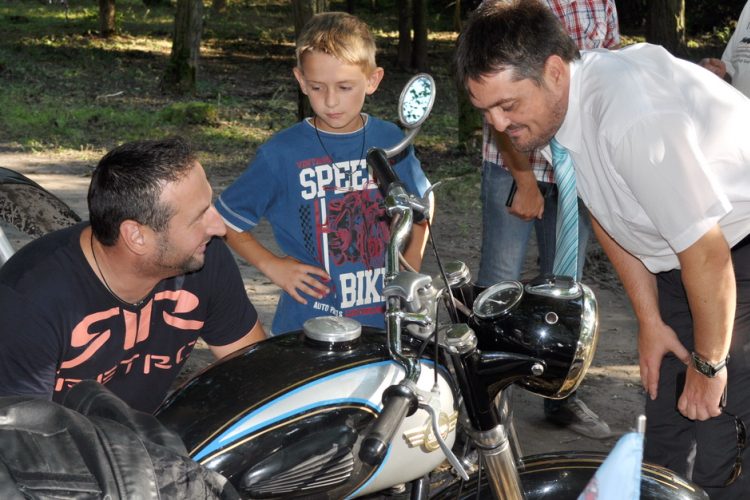 Motorosok randevúznak a városi parkerdőben