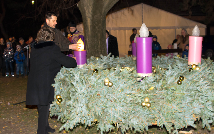 Meggyúlt az első adventi gyertya Kunszálláson