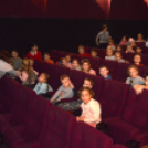 Ingyen mozizást és finom szaloncukrot kaptak Télapóra