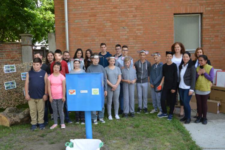 Rászorultakon segít a Göllesz Iskola előtti ládikó