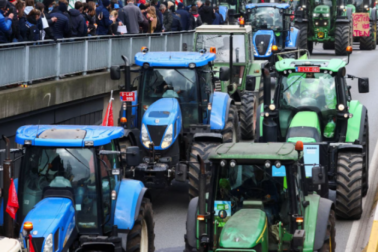 Brüsszelben közel ezer traktorral vonultak fel a gazdák tüntetni