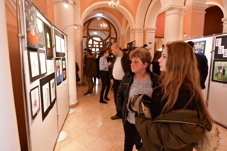 Kiállítás nyílt a Móra Ferenc Gimnázium diákjainak képzőművészeti munkáiból