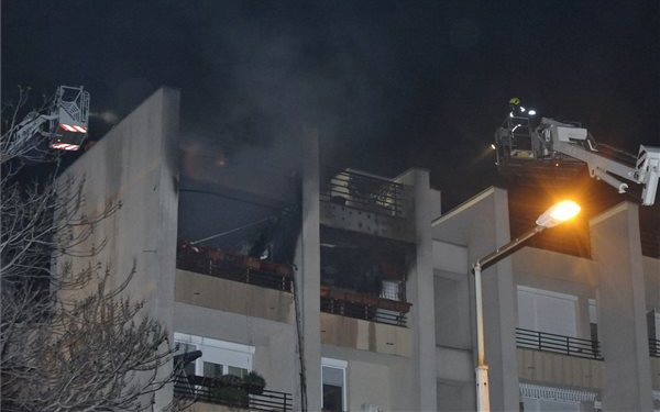 Kiégett egy társasházi lakás Budapesten, 11 embert mentettek ki a tűzoltók