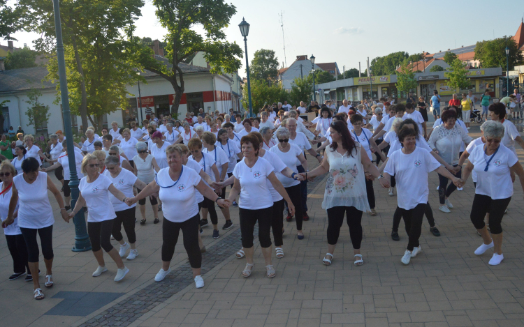 Csaknem száz szenior örömtáncos ropta a főtéren (videoval)