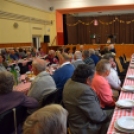 Zenés vacsoraesttel ünnepelték az időseket Petőfiszálláson