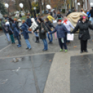 Élő szeretetláncot alkottak