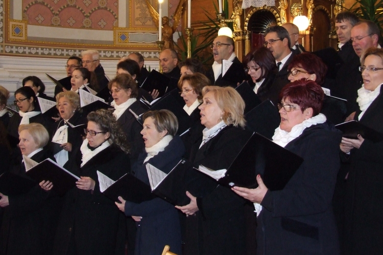 Hegedűszó és zengő dalok a Szent István templomban