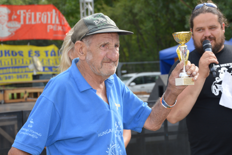 81 évesen is oldalkocsis motoron száguld