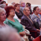 Verssel és zenés műsorral köszöntötték az időseket