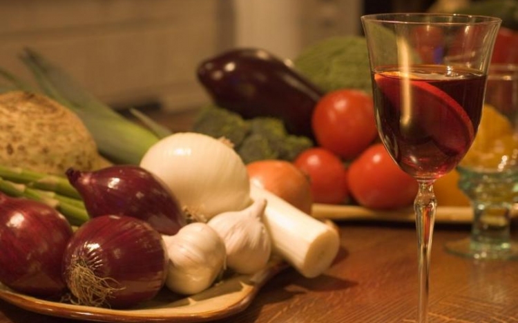 Mediterrán csodák: a vörösbor és a fokhagyma