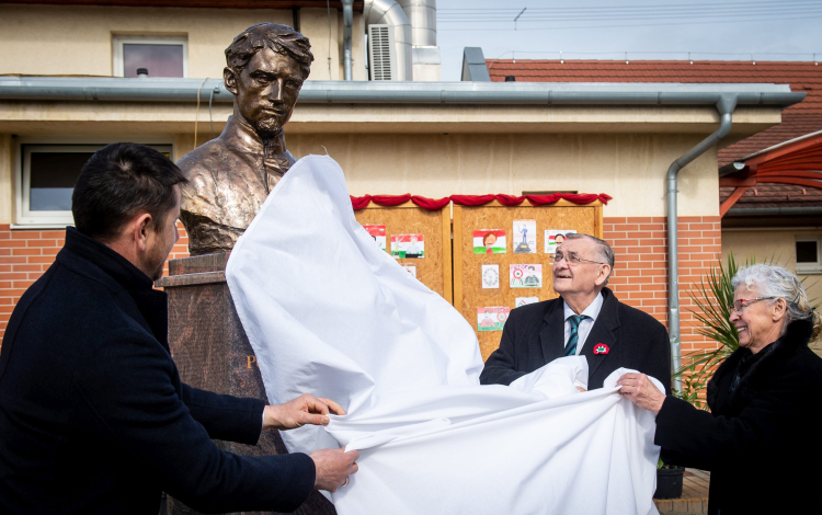 Petőfi Sándor mellszobrot avattak Kunszálláson