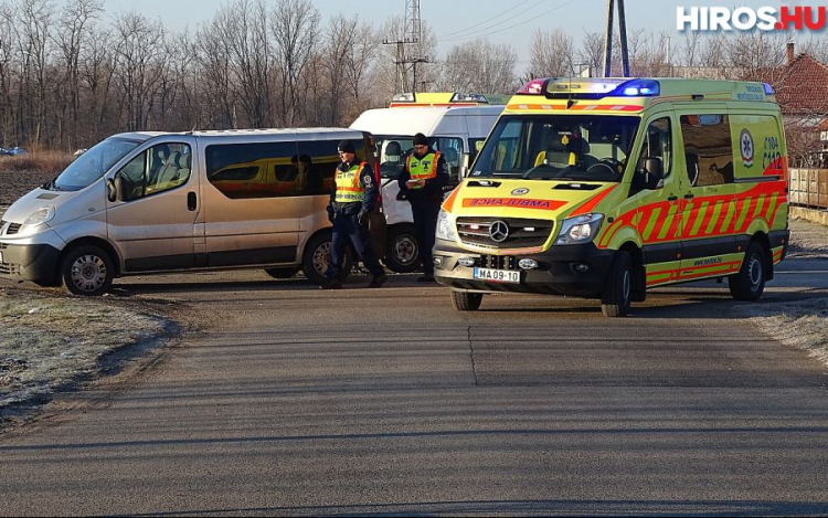 Betegszállító és mikrobusz ütközött Tiszaalpáron