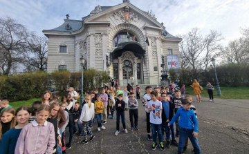 Színházban jártak a Batthyány iskola diákjai