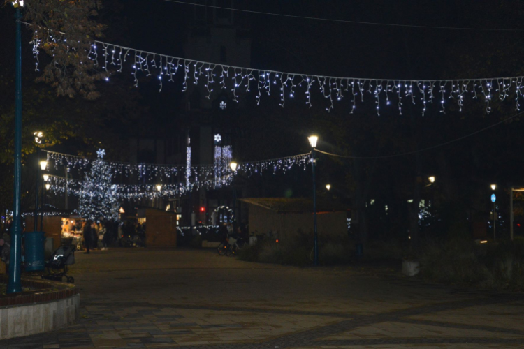 Felgyúlt a második gyertya is városunk adventi koszorúján