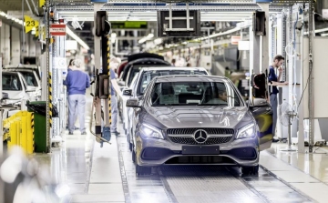 Most már biztos: két hétre leáll a Mercedes gyártása
