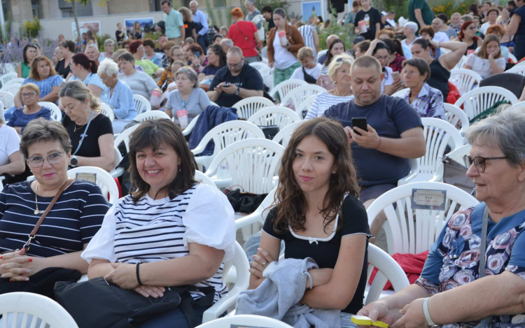 Együtt ünnepeltek a filmrajongók Kiskunfélegyházán a szabadtéri moziban