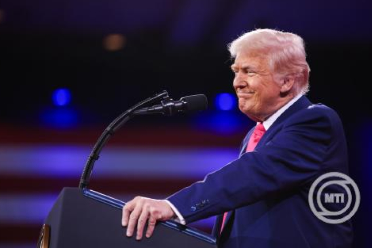 Donald Trump megerősítette, hogy pénteken aláírja Volodimir Zelenszkij ukrán elnökkel az amerikai-ukrán gazdasági megállapodást