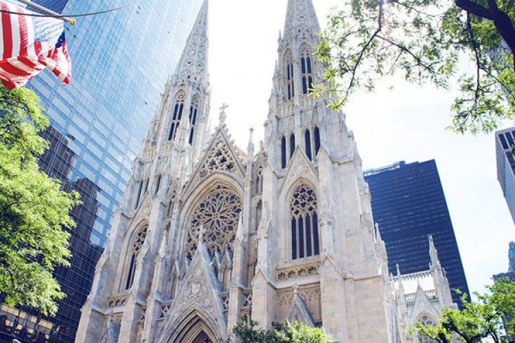 Egy zavart férfi benzinnel akart bemenni a New York-i Szent Patrick katedrálisba 