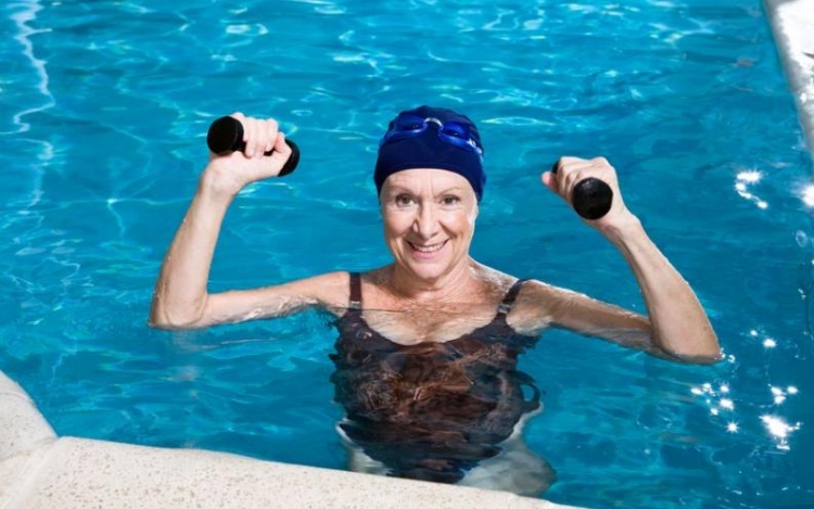 Miért ideális az úszás időseknek?