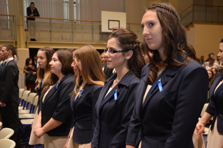 A Mezgé közel 140 végzős diákja büszke a kék szalagra