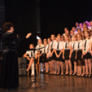 A Batthyány Iskolás növendékek köszöntötték az Édesanyákat