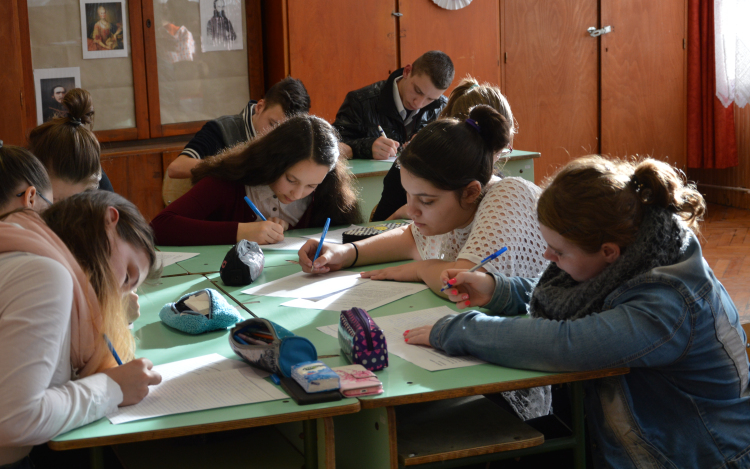 Az győz, aki a legszebben ír!