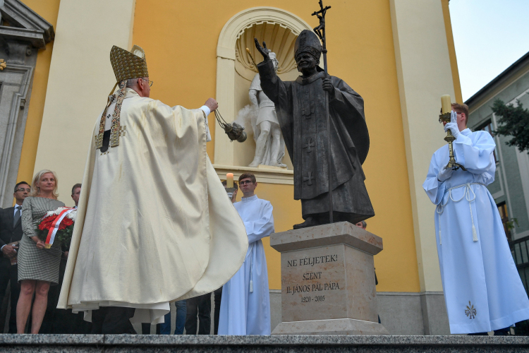 Felavatták Szent II. János Pál pápa szobrát Debrecenben