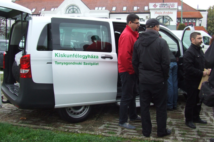 Új Mercedes buszokkal bővült a Tanyaszolgálat