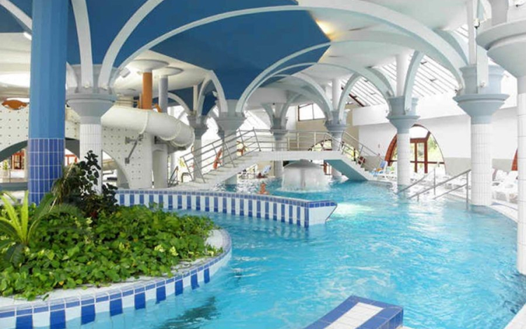 Kupolás barlangmedencével épül termálfürdő Lakiteleken