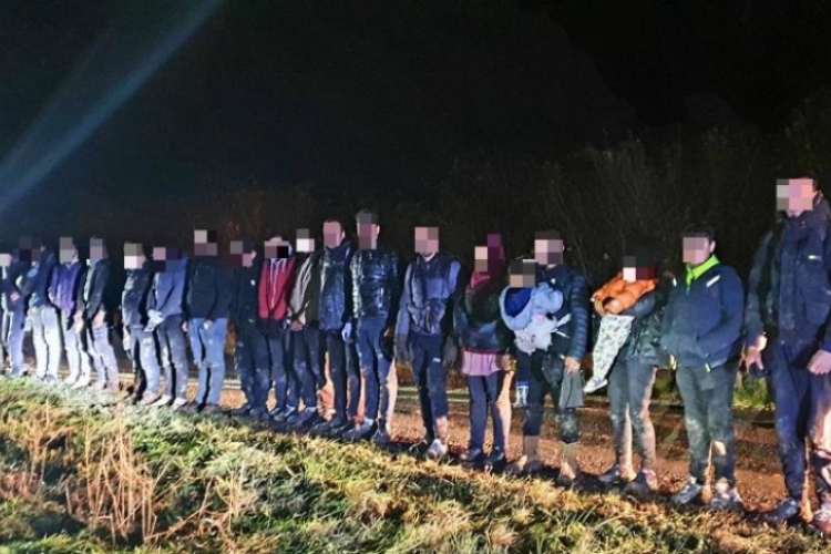 Bakondi: több mint százezer határsértőt fogtak el idén eddig a magyar határon