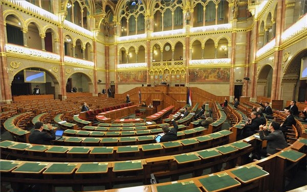 Döntött a Parlament: 20 százalékkal növelhetők az osztálylétszámok