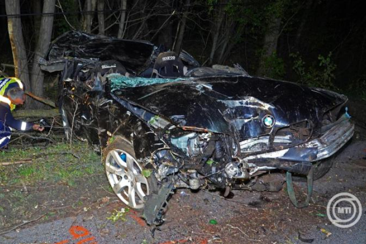 Hárman meghaltak, ketten megsérültek, amikor fának csapódott egy autó Kiskunfélegyháza közelében