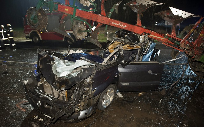 Traktor ekéje alá szorult egy autó