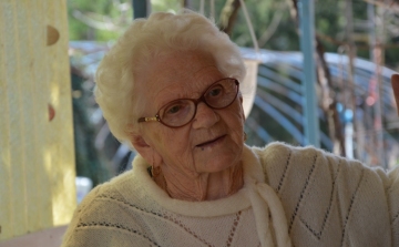 Disznótorossal kínálta vendégét a 90 éves Marika néni
