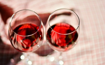 Több mint félmillió dollárért kelt el egy üveg vörösbor