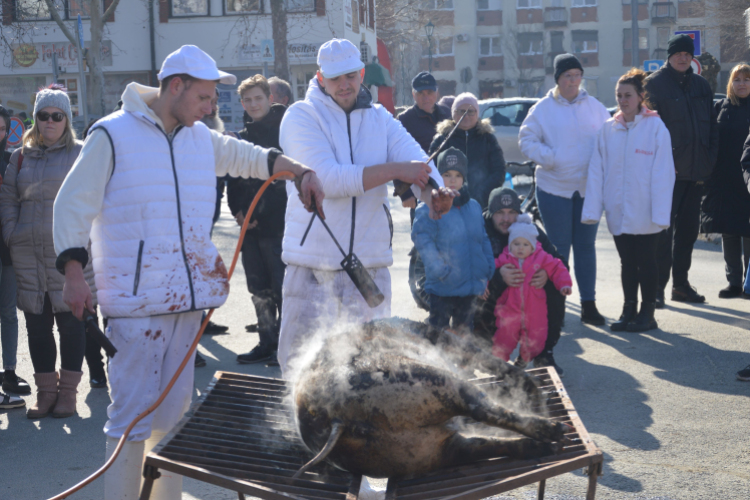 Régmúlt idők disznóvágási hangulatát idézték fel a városközpontban