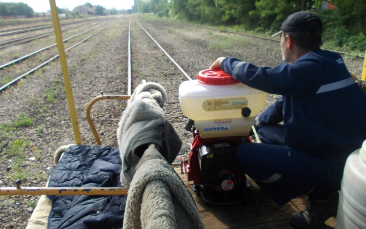 Vegyszeres gyomirtás a vasútvonalak mentén