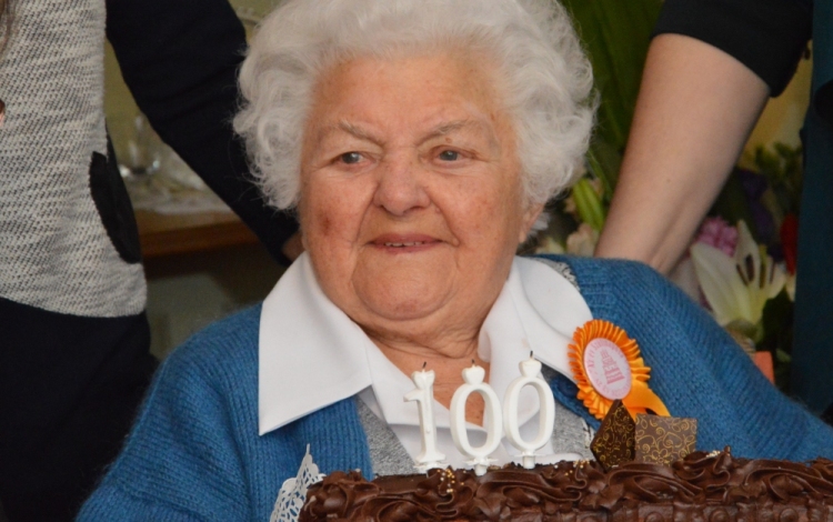 Mosolyogva fogadta a köszöntést 100. születésnapján Margitka néni